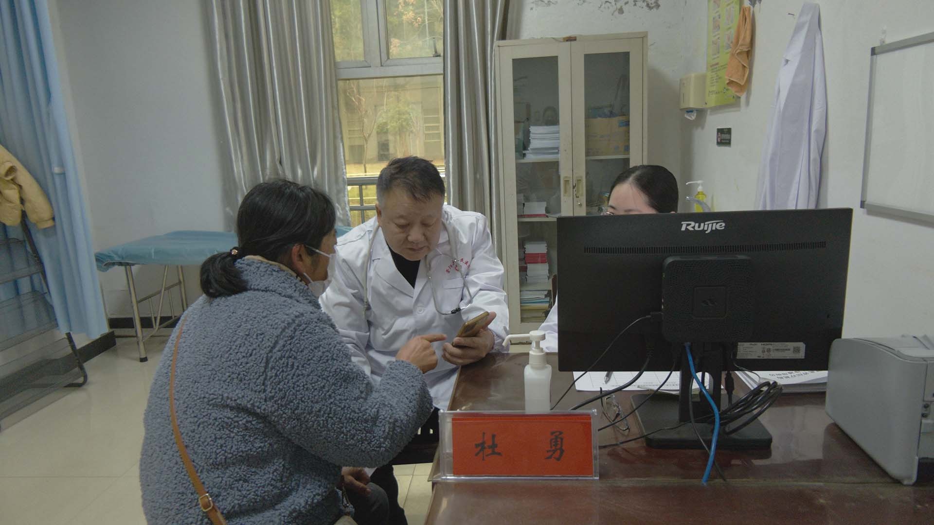 省级专家亲临崇阳，家门口享受优质诊疗服务，健康荆楚行动全面启动  第2张