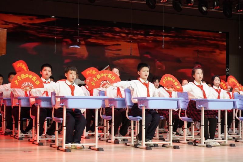西安高新区第三初级中学课桌舞：传统文化与现代元素完美结合，展现青少年朝气蓬勃精神风貌  第1张