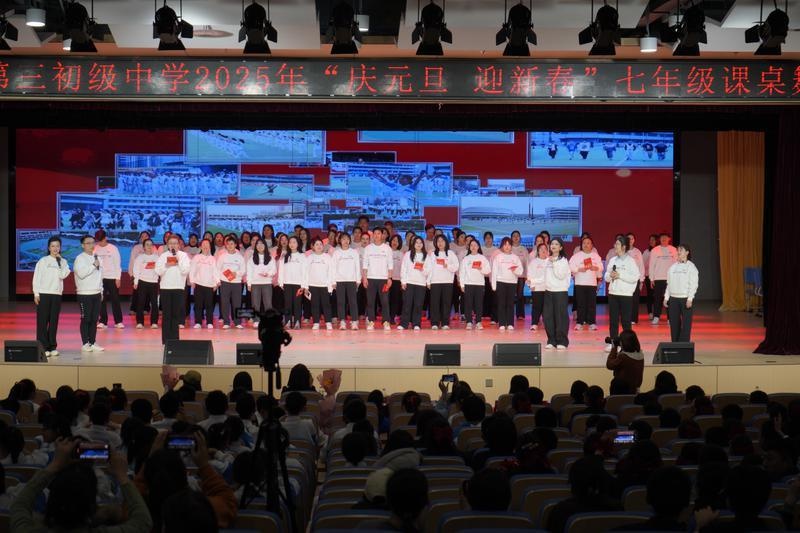 西安高新区第三初级中学课桌舞：传统文化与现代元素完美结合，展现青少年朝气蓬勃精神风貌  第2张