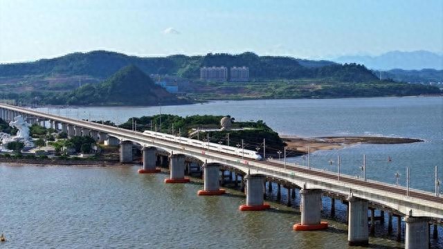 坐着高铁看海，防东铁路一年运送93.48万人次，你体验过了吗？
