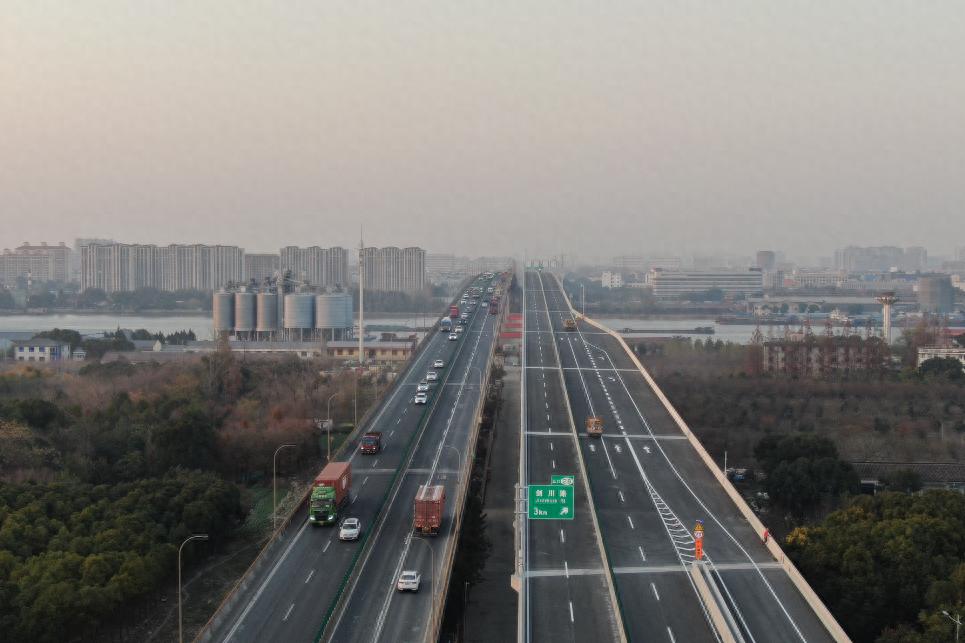 奉浦东桥通车！30年奉浦大桥终于迎来孪生兄弟，浦江两岸交通压力将大幅缓解