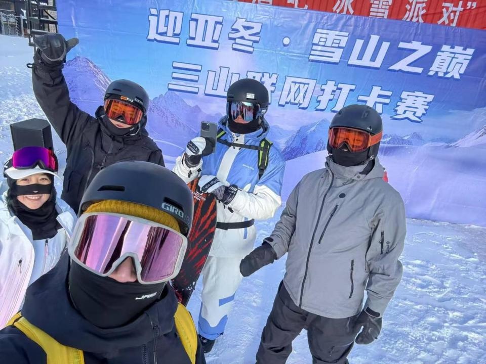 一卡在手滑遍三山！亚布力滑雪季三山联网打卡赛激情开赛，200余名滑雪发烧友齐聚雪山之巅  第2张
