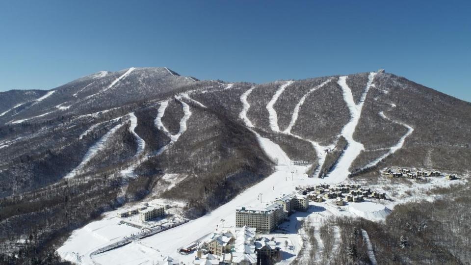 一卡在手滑遍三山！亚布力滑雪季三山联网打卡赛激情开赛，200余名滑雪发烧友齐聚雪山之巅  第4张