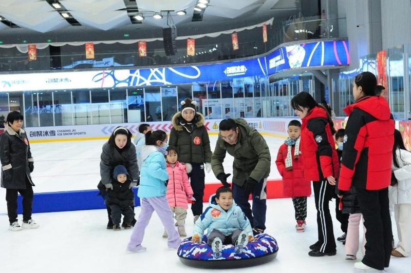 2025年西安市民如何以冰上运动开启健康新篇章？揭秘创聚冰雪跨年趴  第6张