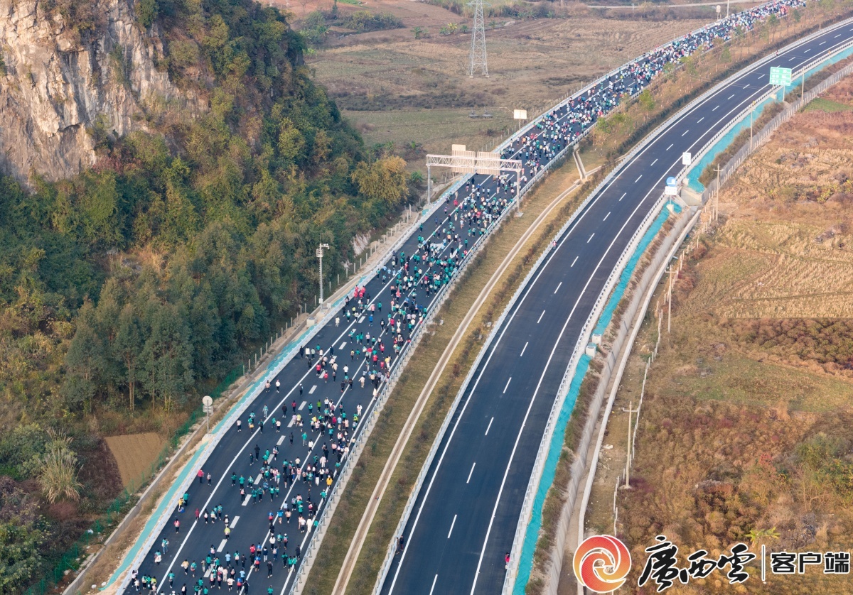 5000名跑者齐聚贺州，高速公路上马拉松的独特体验，你准备好了吗？  第4张