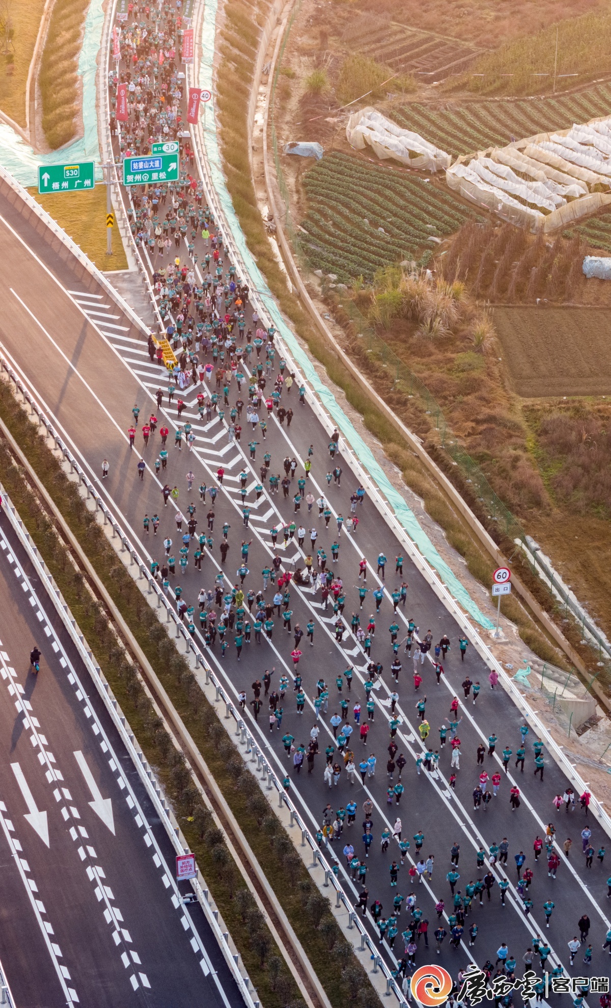 5000名跑者齐聚贺州，高速公路上马拉松的独特体验，你准备好了吗？  第6张