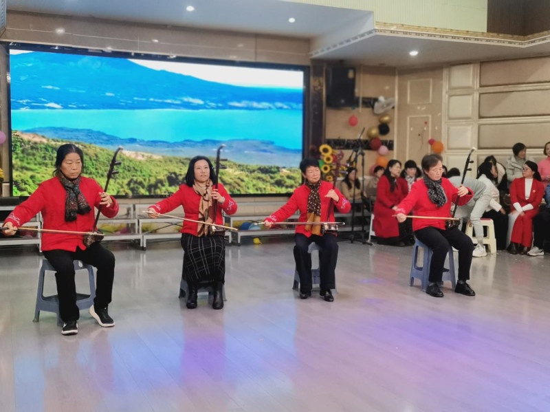 长沙老年大学师生献上我爱你中国，200余人共庆元旦，精彩不容错过  第2张
