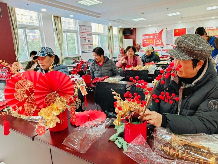 常熟绿地社区元旦活动：居民齐聚一堂，手作节日装饰，温暖冬日时光