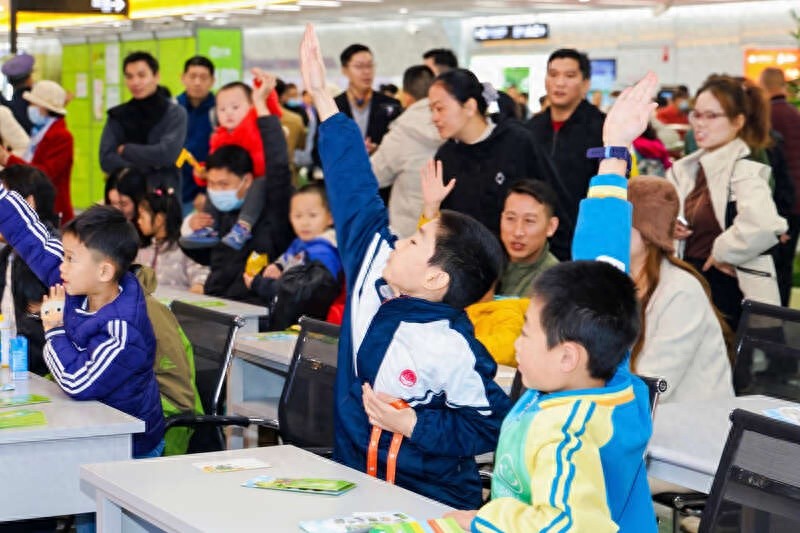 广州地铁站变身生态课堂，亲子家庭共探画眉鸟与城市生态的奥秘