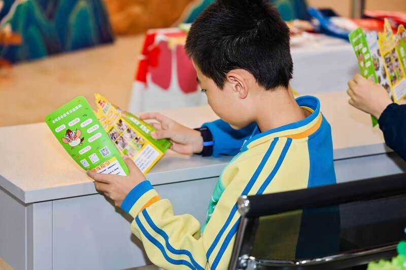 广州地铁站变身生态课堂，亲子家庭共探画眉鸟与城市生态的奥秘  第3张