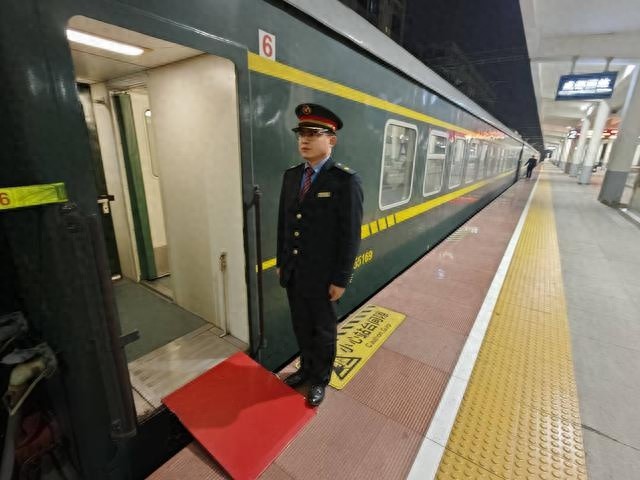列车员郎强强：从查票验票到守护生命，他是K195次列车的无名英雄