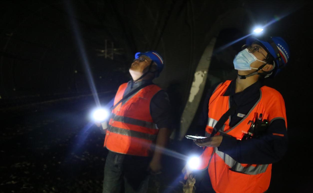 10 月 28 日正午，百余名接触网工集结沪昆线最长隧道，他们要做什么？  第2张