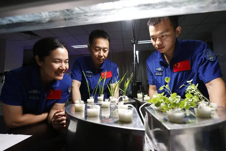 神舟十九号发射！70 后指令长刷新纪录，90 后男女航天员首次飞天  第2张