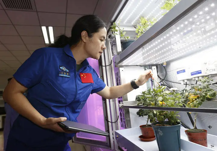 神舟十九号发射！70 后指令长刷新纪录，90 后男女航天员首次飞天  第15张