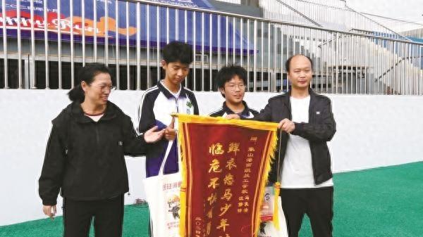 高中生打球途中报警助灭火，获消防队和餐饮公司嘉奖