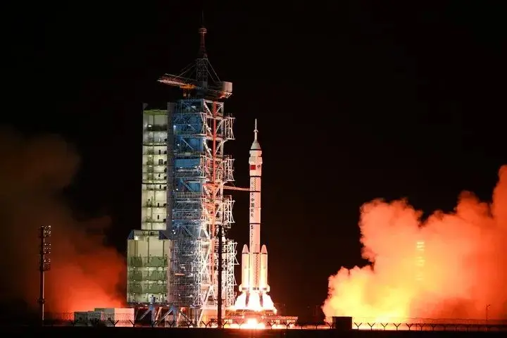 90 后首登太空！神舟十九号载人飞船发射圆满成功，中国航天再创新辉煌  第1张
