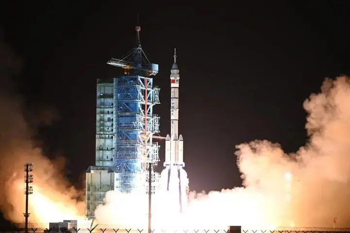 90 后首登太空！神舟十九号载人飞船发射圆满成功，中国航天再创新辉煌  第2张