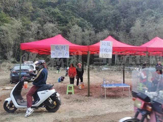 九龙山村民私自拦路收费引热议，上千人挑战摔车热度不减，政府是否该禁止车辆驶入？