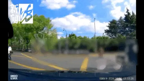 上海老伯推轮椅带病人过马路，竟被车撞飞！现场画面令人揪心  第1张