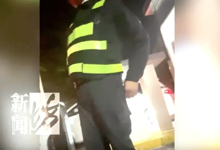 上海老伯推轮椅带病人过马路，竟被车撞飞！现场画面令人揪心  第2张