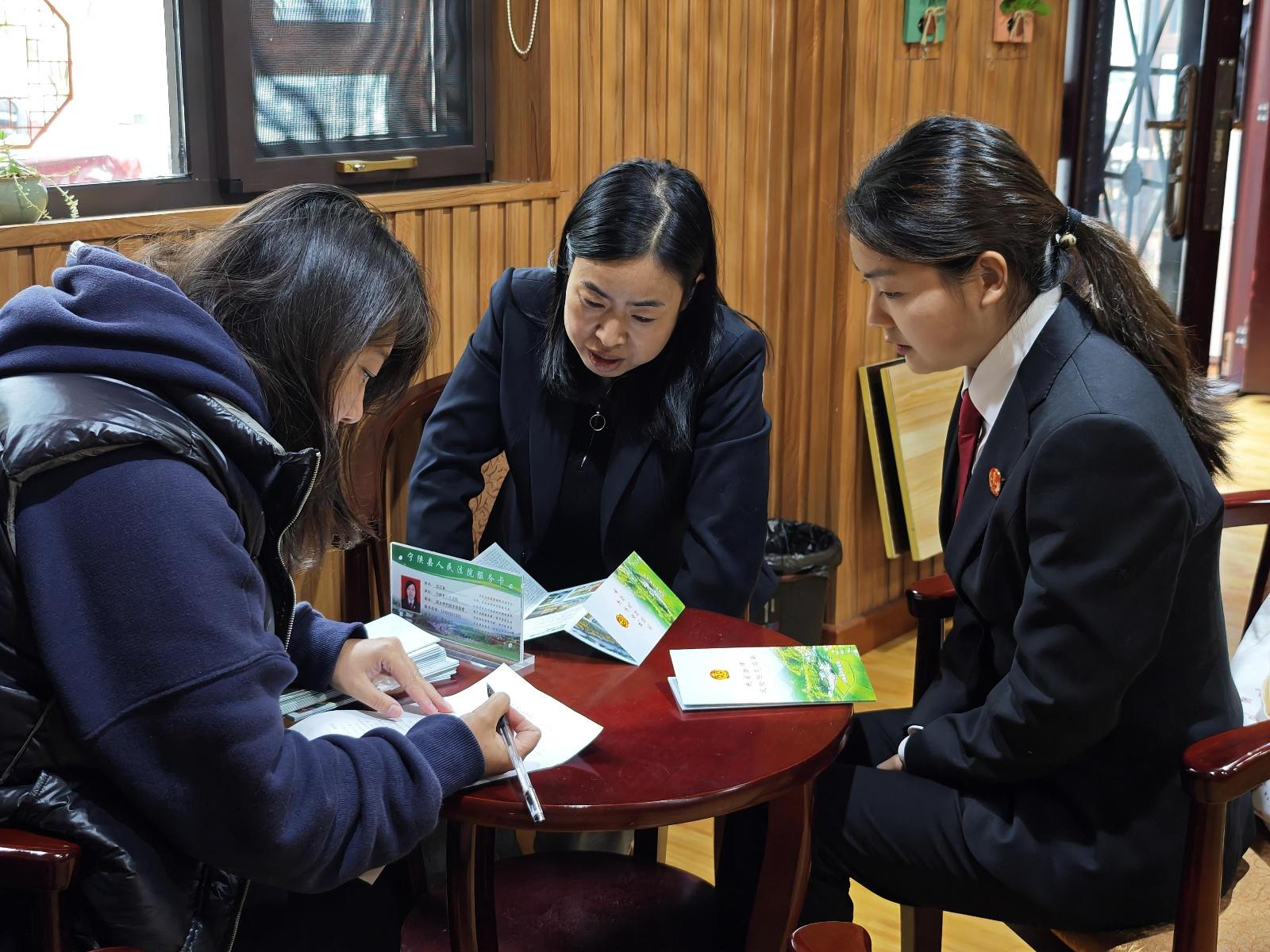 法院干警走访民宿，为民宿老板排忧解难  第2张