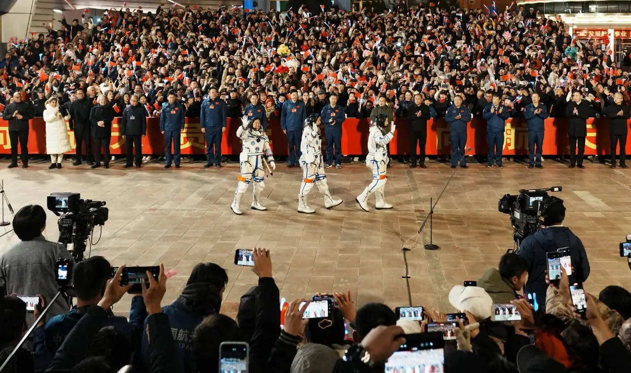 神舟十九号成功发射！6 名航天员将同时在轨短期驻留，你想知道他们的太空生活吗？  第3张