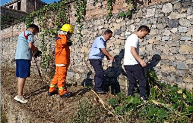 1.5 米长毒蛇惊现居民家中，民警消防紧急出动  第1张