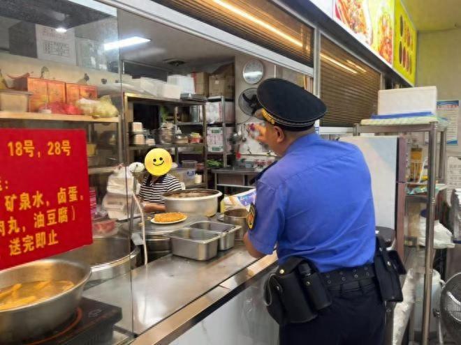 守护舌尖安全！柳州执法人员深入街头宣传，这些细节你必须知道  第1张