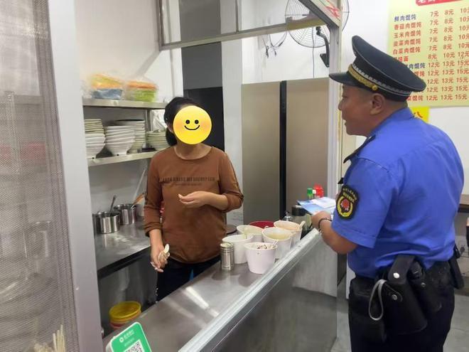 守护舌尖安全！柳州执法人员深入街头宣传，这些细节你必须知道  第2张