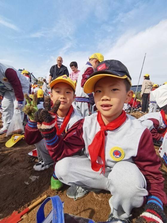 青岛嘉峪关学校二.四中队：挖地瓜，收获的不仅是果实，还有快乐  第5张