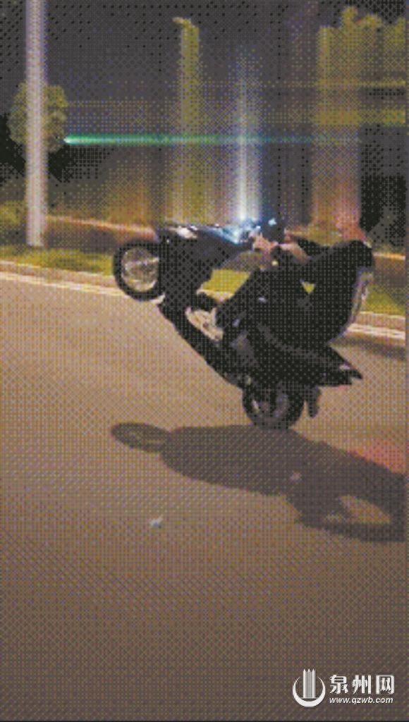 少年马路翘头炫技，危险行为何时休？  第1张