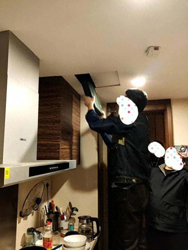 达州警方捣毁网红主播刷票水军窝点，作案工具竟藏在厨房天花板  第1张