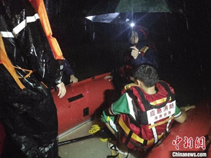 海南琼海遭台风潭美袭击，多乡镇被淹，消防紧急救援  第1张