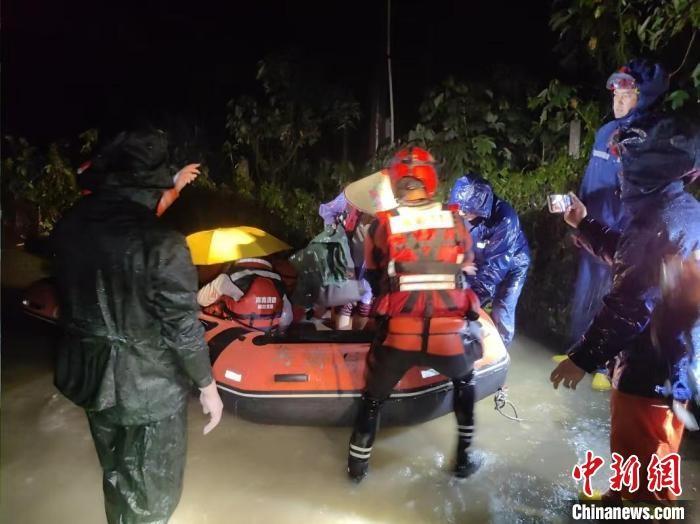 海南琼海遭台风潭美袭击，多乡镇被淹，消防紧急救援  第2张