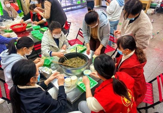 立冬饺子暖心志愿，套圈活动欢乐多，快来七里塘社区感受邻里情  第2张