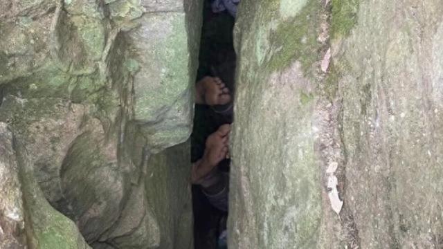 澳 23 岁女子徒步旅行，为捡手机不慎掉进石缝，被困 7 小时  第1张