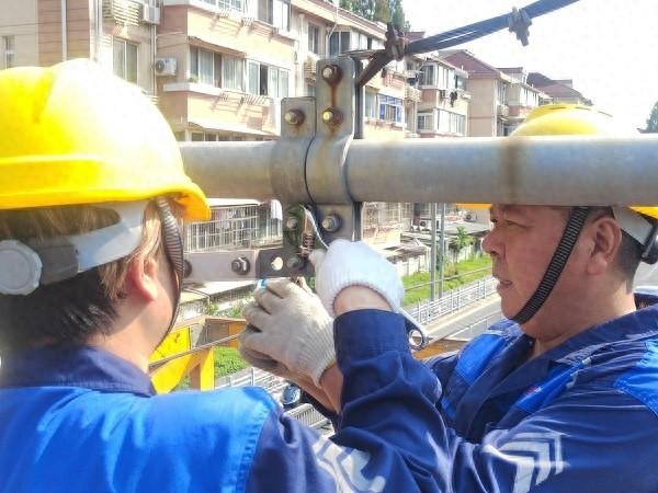 申城街头的 71 路无轨电车，为何是城市交通的关键桥梁？  第1张