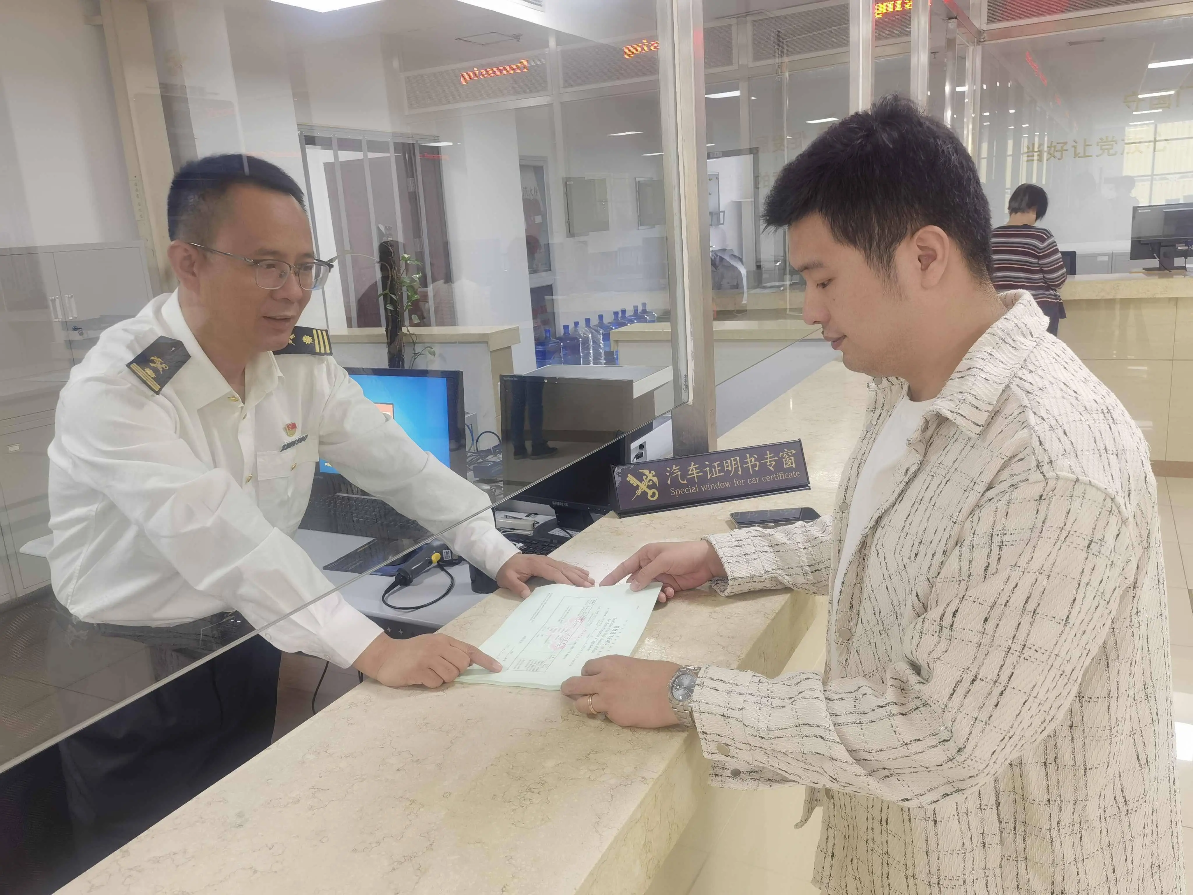 进口汽车证书申领大提速！上午申请当天拿证，上海海关改革试点成效显著  第1张