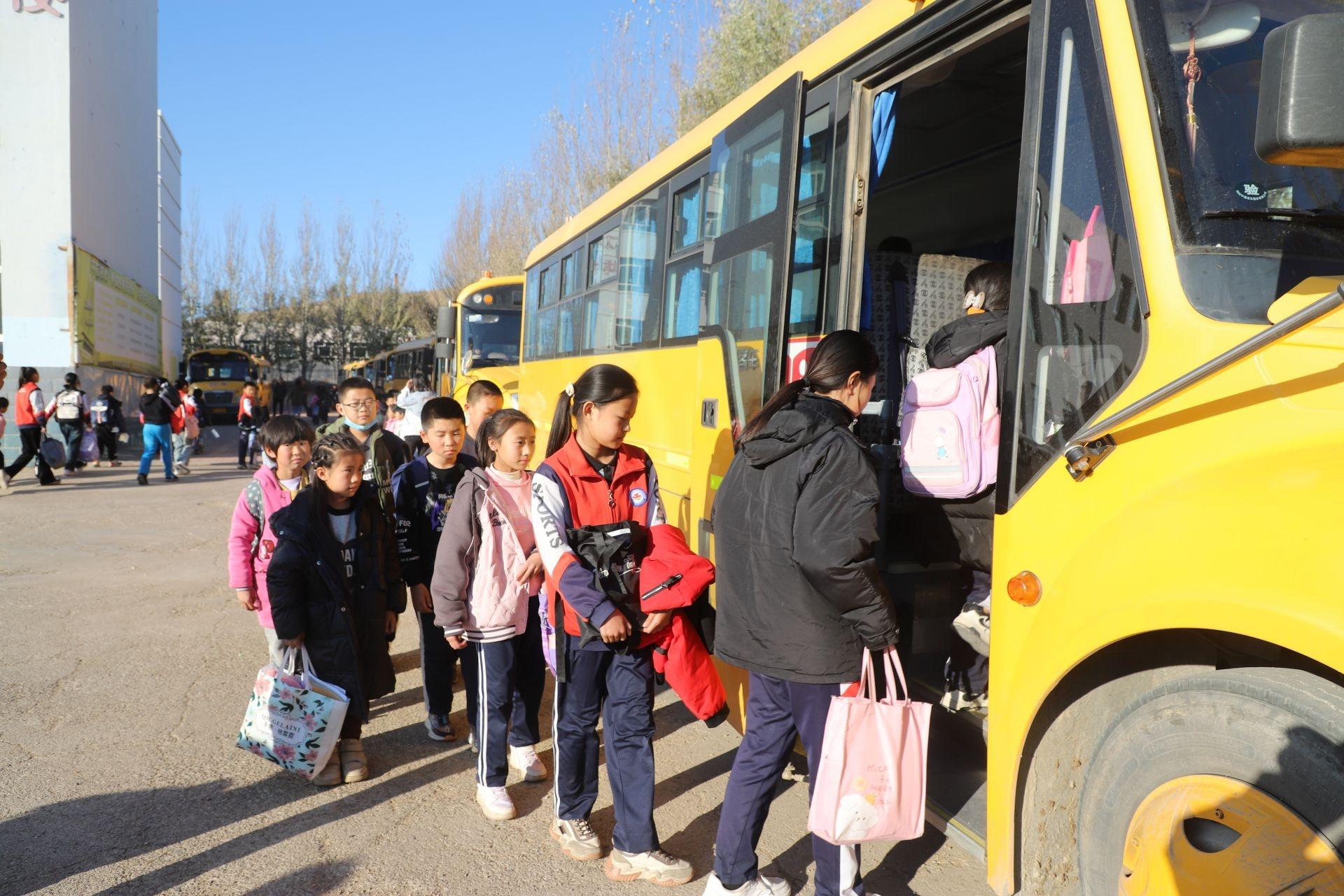 突泉县教育局开通校园直通车，8 年努力只为学子安全回家  第2张