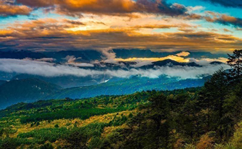 10 月 28 日，石棉王岗坪景区，一场秋雨过后，佛光普照，彩林如梦如幻  第1张