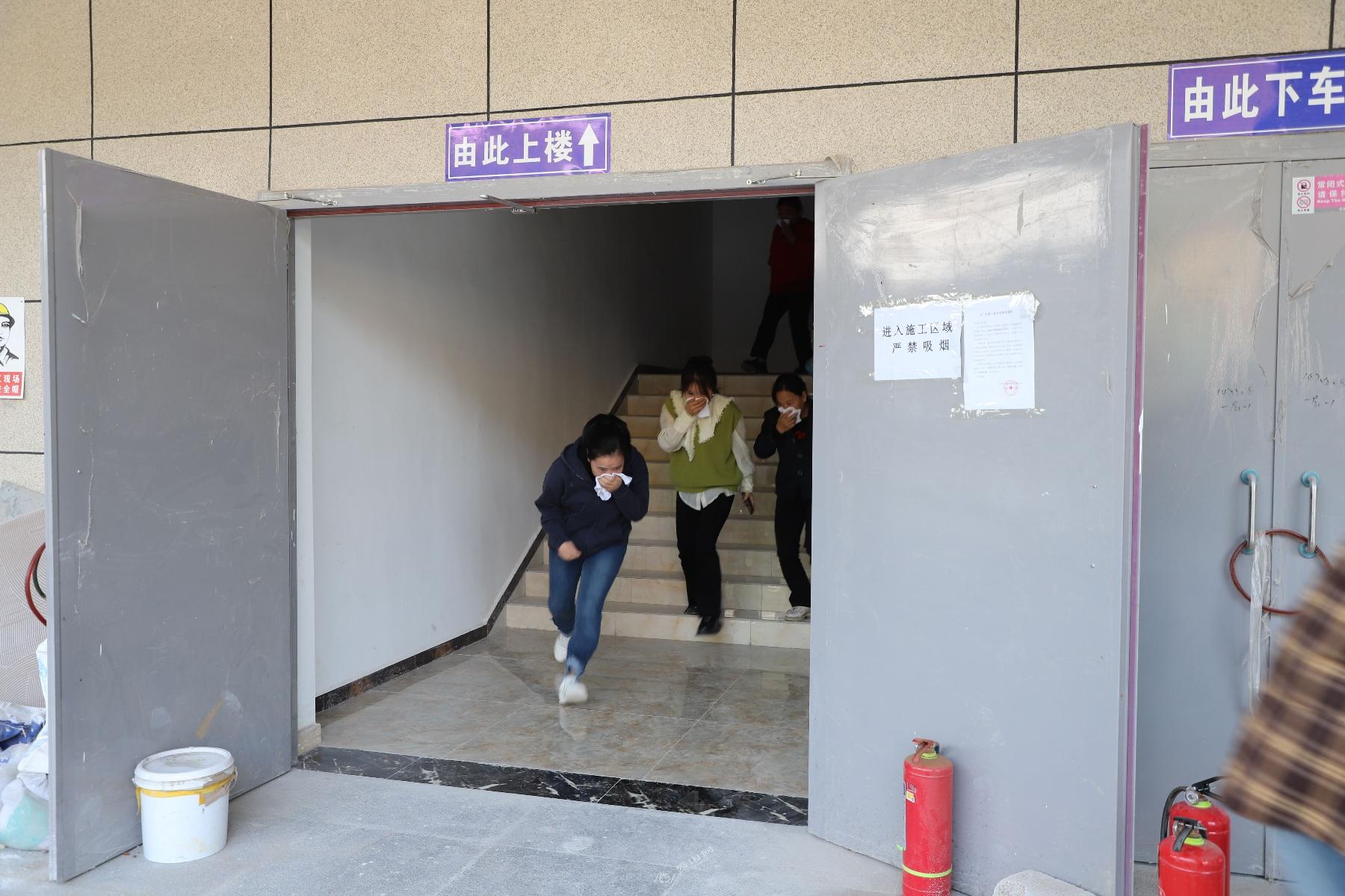 注意！饭店突发大火，他们这样做……  第2张