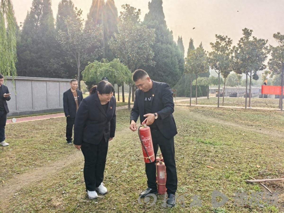 开封市华侨公墓管理处开展消防安全疏散避险演练，场面惊心动魄  第1张