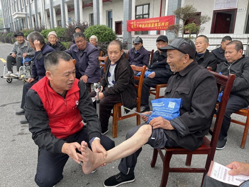 横市镇卫生院竟走进敬老院干这事