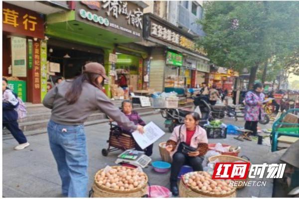 坡子街街道组建交通义警队伍，为市民出行保驾护航  第2张