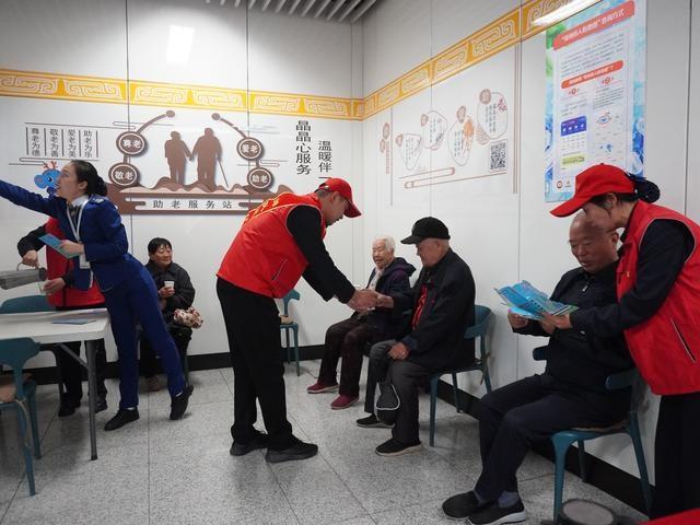 郑州公交地铁联合开展敬老爱老活动，这些细节太暖心了  第4张