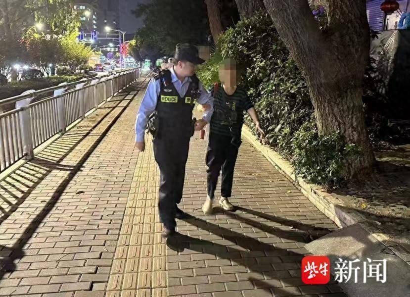 暖心！民警当起盲人的眼睛，护送其回家