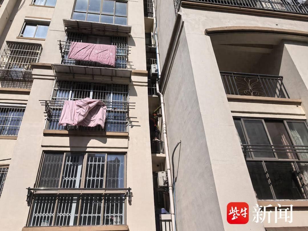 突发！男子被困三楼外墙，消防员上演生死营救  第1张