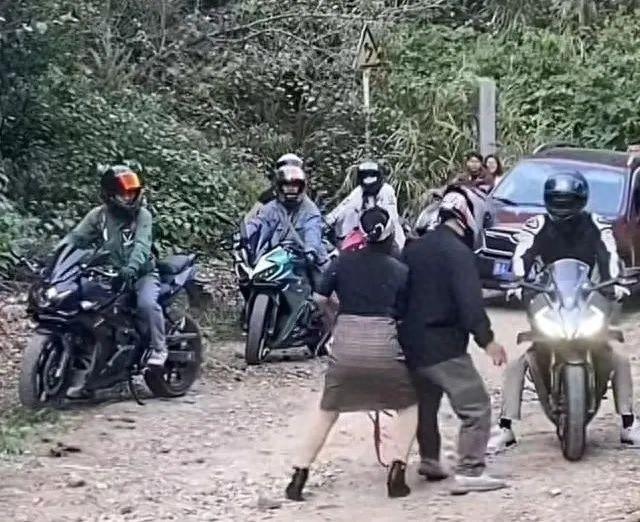 贵阳九龙山竟现村民私自拦路收费，上千人挑战热度不减