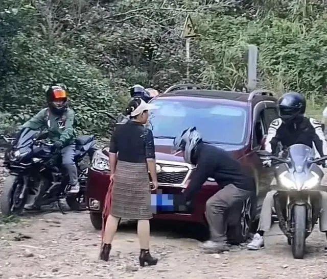 贵阳九龙山竟现村民私自拦路收费，上千人挑战热度不减  第2张