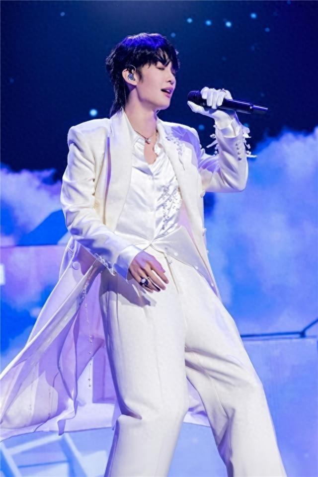 王赫野巡回演唱会武汉站即将开票，舞美妆造全新升级，你期待吗？  第1张